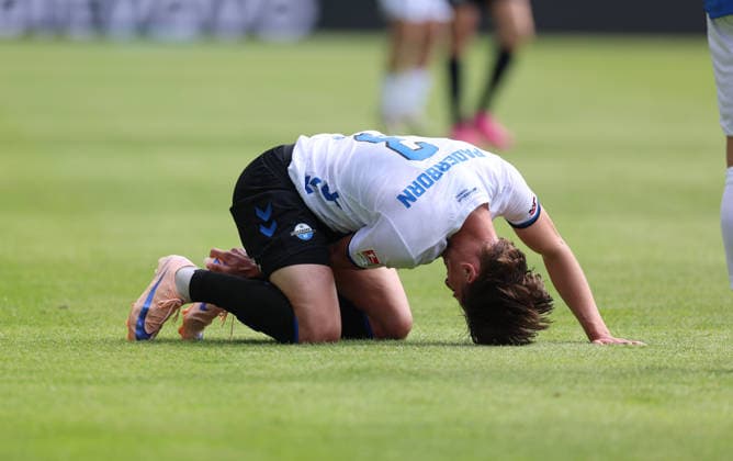 16.05.2026, Fussball 2. Bundesliga, SV Darmstadt 98 - SC Paderborn, v.l., Jonah Sticker (SC Paderborn) enttaeuscht, enttaeuscht schauend, dissapointed, traurig, frustiert, frust, gefrustet, frustrated DFL DFB REGULATIONS PROHIBIT ANY USE OF PHOTOGRAPHS AS IMAGE SEQUENCES AND OR QUASI-VIDEO. xdcx
