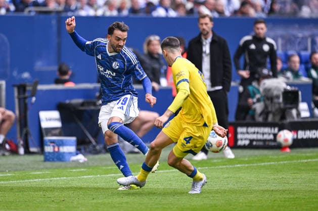 17.05.2026, Fussball, 2. Bundesliga, Saison 2025 2026, 34. Spieltag, FC Schalke 04 - Eintracht Braunschweig, Kenan Karaman (FC Schalke 04), Andi Hoti (Eintracht Braunschweig) xRHR-FOTO YYx Copyright: KROEGER RHR-FOTOx RHR-FOTO YY