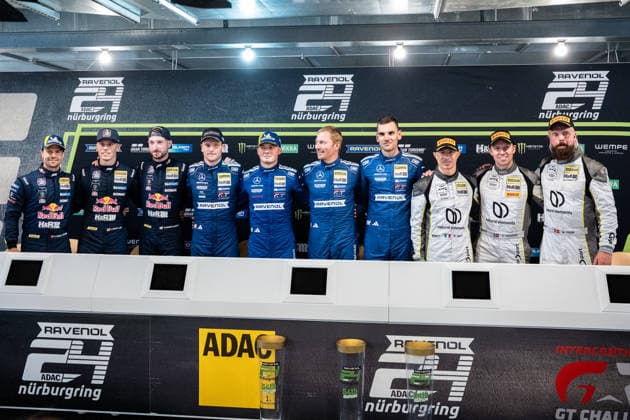 Die siegreichen Fahrer und Teams des ADAC RAVENOL 24h Nürburgring 2026 posieren bei der Pressekonferenz im Pressebereich Rheinland-Pfalz Deutschland