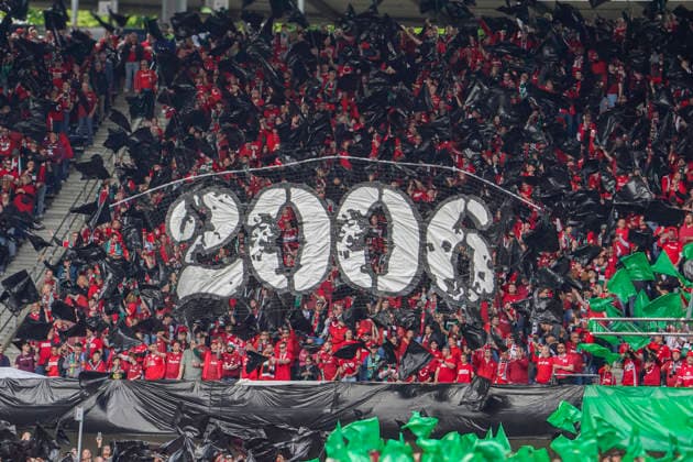 Deutschland: Fussball 2.Bundesliga 2025 2026, 34. Spieltag - Hannover 96 vs 1. FC Nürnberg - Heinz von Heiden Arena Stadion (Hannover): Zuschauer, Fans, Tribüne, Fahne, Transparent, Spruchband, Choreographie, Fanchoreo, Hannover
