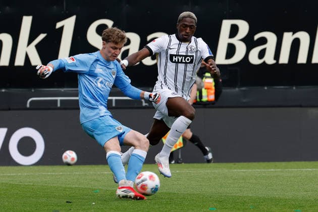 17.05.2026, xjrdrx, Fussball 2.Bundesliga, SV Elversberg - Preußen Münster v.l. Johannes Schenk (Preussen Muenster) David Mokwa (SV Elversberg) Zweikampf, Aktion, action, battle for the ball (DFL DFB REGULATIONS PROHIBIT ANY USE OF PHOTOGRAPHS as IMAGE SEQUENCES and or QUASI-VIDEO) Elversberg