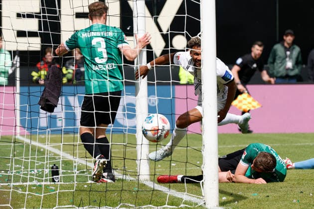 17.05.2026, xjrdrx, Fussball 2.Bundesliga, SV Elversberg - Preußen Münster v.l. Bambase Conte (SV Elversberg) Torschuetze, erzielt das Tor, Treffer, scores the goal 1:0 (DFL DFB REGULATIONS PROHIBIT ANY USE OF PHOTOGRAPHS as IMAGE SEQUENCES and or QUASI-VIDEO) Elversberg