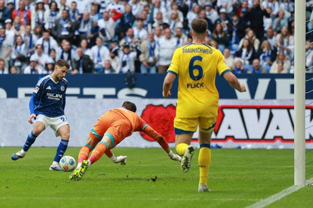 Fußball 2. Bundesliga 34. Spieltag FC Schalke 04 - Eintracht Braunschweig am 17.05.2026 in der Veltins Arena in Gelsenkirchen Tor zum 1:0 durch Adil Aouchiche ( Schalke ) DFL regulations prohibit any use of photographs as image sequences and or quasi-video.