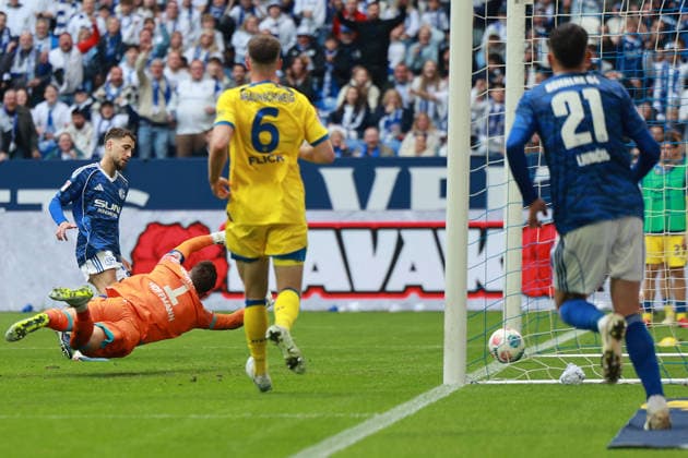 Fußball 2. Bundesliga 34. Spieltag FC Schalke 04 - Eintracht Braunschweig am 17.05.2026 in der Veltins Arena in Gelsenkirchen Tor zum 1:0 durch Adil Aouchiche ( Schalke ) DFL regulations prohibit any use of photographs as image sequences and or quasi-video.