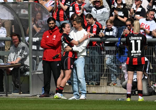 17.05.2026, xsltx, Fussball Google Pixel Frauen-Bundesliga, Eintracht Frankfurt - 1.FC Union Berlin v.l. Abschied für GÃ raldine Reuteler (Eintracht Frankfurt), Niko Arnautis (Trainer Eintracht Frankfurt) dankt herzlich (DFL DFB REGULATIONS PROHIBIT ANY USE OF PHOTOGRAPHS as IMAGE SEQUENCES and or QUASI-VIDEO)