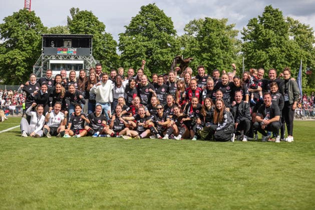 GER, Frankfurt, Eintracht Frankfurt vs Union Berlin, Google Pixel Bundesliga, Fussball, DFB, Spielzeit 2025 2026, Stadion am Brentanobad, 26. Spieltag im Bild: Eintracht Frankfurt feiert Platz 3 in der Liga und bedankt sich bei den Fans DFB DFL REGULATIONS PROHIBIT ANY USE OF PHOTOGRAPHS AS IMAGE SEQUENCES AND OR QUASI-VIDEO, 17.05.2026 Copyright: HMBxMedia HendrikxHamelau