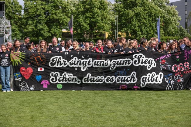 GER, Frankfurt, Eintracht Frankfurt vs Union Berlin, Google Pixel Bundesliga, Fussball, DFB, Spielzeit 2025 2026, Stadion am Brentanobad, 26. Spieltag im Bild: Eintracht Frankfurt feiert Platz 3 in der Liga und bedankt sich bei den Fans DFB DFL REGULATIONS PROHIBIT ANY USE OF PHOTOGRAPHS AS IMAGE SEQUENCES AND OR QUASI-VIDEO, 17.05.2026 Copyright: HMBxMedia HendrikxHamelau