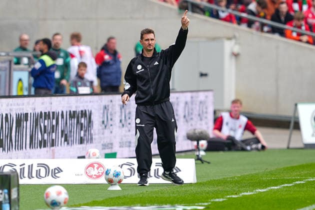 17.05.2026, xydrx, Herren, Fußball, 2.Bundesliga, Hannover 96 - 1.FC Nürnberg, Saison 2025 2026, Heinz von Heiden Arena: Miroslav Klose (Cheftrainer 1.FC Nürnberg) gestikulierend DFB regulations prohibit any use of photographs as image sequences and or quasi-video.