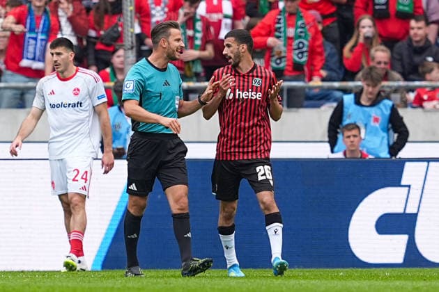 17.05.2026, xydrx, Herren, Fußball, 2.Bundesliga, Hannover 96 - 1.FC Nürnberg, Saison 2025 2026, Heinz von Heiden Arena: Waniss Taibi (Hannover 96, 26) diskutiert mit Daniel Schlager (Schiedsrichter) DFB regulations prohibit any use of photographs as image sequences and or quasi-video.