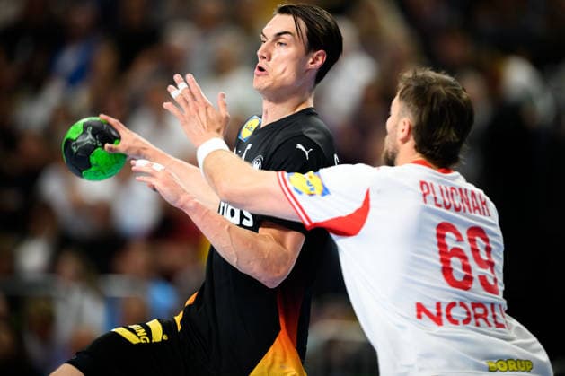 Koeln: Handball Laenderspiel - Deutschland - Daenemark Miro Schluroff (Deutschland), Daenemarks Steven Jacobsen Koeln Lanxess Arena Deutschland