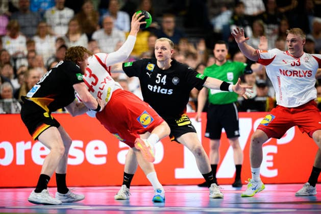 Koeln: Handball Laenderspiel - Deutschland - Daenemark v. li. im Zweikampf Lukas Stutzke (Deutschland) und Daenemarks Simon Pytlick, Justus Fischer (Deutschland) Koeln Lanxess Arena Deutschland