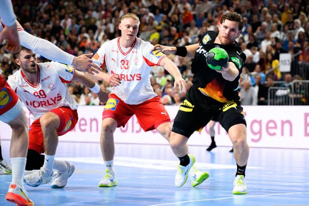 Koeln: Handball Laenderspiel - Deutschland - Daenemark v.li. Daenemarks Steven Jacobsen, Daenemarks Emil Bergholt, Johannes Golla (Deutschland) Koeln Lanxess Arena Deutschland