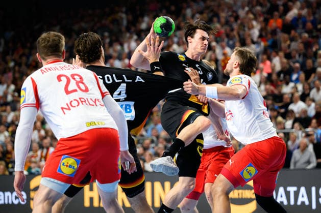 Koeln: Handball Laenderspiel - Deutschland - Daenemark v.li. Daenemarks Lasse Andersson, Johannes Golla (Deutschland), Miro Schluroff (Deutschland), Daenemarks Steven Jacobsen Koeln Lanxess Arena Deutschland