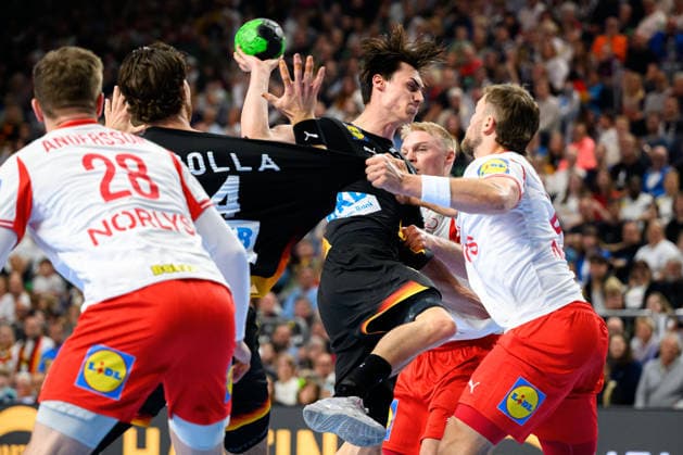 Koeln: Handball Laenderspiel - Deutschland - Daenemark v.li. Daenemarks Lasse Andersson, Johannes Golla (Deutschland), Miro Schluroff (Deutschland), Daenemarks Steven Jacobsen Koeln Lanxess Arena Deutschland