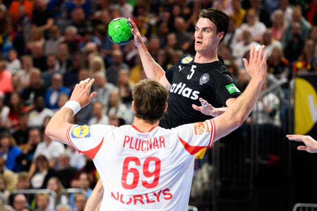 Koeln: Handball Laenderspiel - Deutschland - Daenemark Daenemarks Steven Jacobsen, Miro Schluroff (Deutschland) Koeln Lanxess Arena Deutschland
