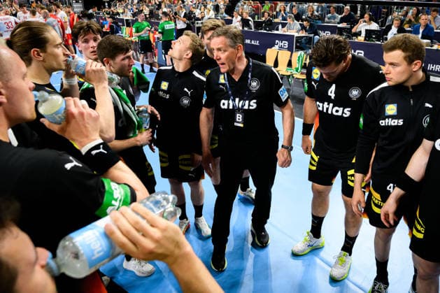 Koeln: Handball Laenderspiel - Deutschland - Daenemark Trainer Alfred Gislason (Deutschland) in der Auszeit Koeln Lanxess Arena Deutschland