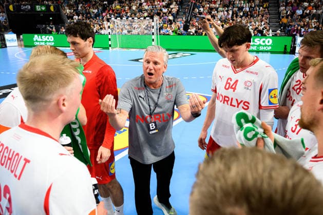 Koeln: Handball Laenderspiel - Deutschland - Daenemark Daenemarks Trainer Nikolaj Jacobsen in der Auszeit Koeln Lanxess Arena Deutschland