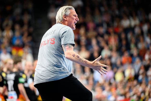 Koeln: Handball Laenderspiel - Deutschland - Daenemark Daenemarks Trainer Nikolaj Jacobsen aergerlich ärgerlich, sauer, wütend wuetend. schreit. tobt. Koeln Lanxess Arena Deutschland