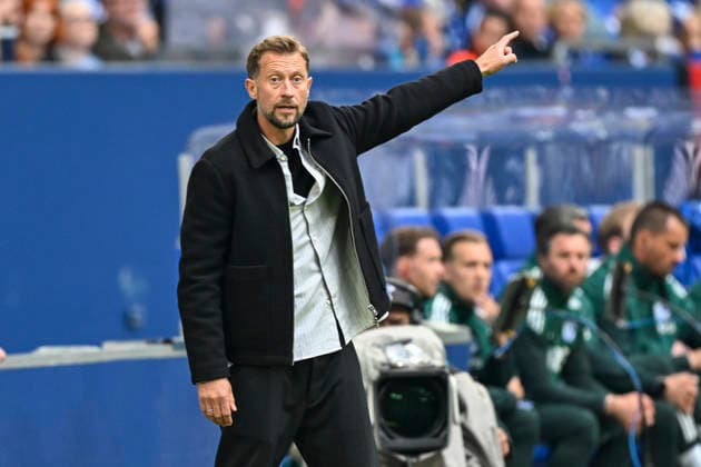 Lars Kornetka (Braunschweig) Gestik Geste gestikuliert 17.05.2026 ¢ Fussball ¢ FC Schalke 04 vs Eintracht Braunschweig, Veltins-Arena, Gelsenkirchen, DFB DFL REGULATIONS PROHIBIT ANY USE OF PHOTOGRAPHS AS IMAGE SEQUENCES AND OR QUASI-VIDEO