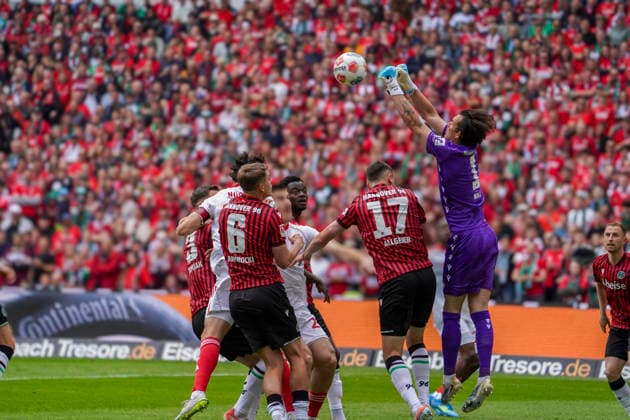 Deutschland: Fussball 2.Bundesliga 2025 2026, 34. Spieltag - Hannover 96 vs 1. FC Nürnberg - Heinz von Heiden Arena Stadion (Hannover): Nahuel Noll (Hannover 96, 1) Hannover