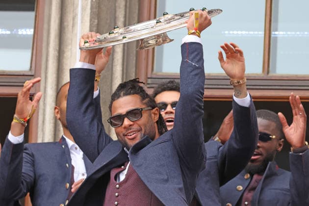 7 Serge Gnabry, Portraet, Portrait, Marienplatz, 35. Meistertitel, Meisterfeier, Rathausbalkon, Rathaus, Meisterschale, wird präsentiert, Oberbürgermeister Dominik Krause, Fussball 1. BL FC Bayern München - 17.05.2026 Allianz Arena FOTO: Mladen Lackovic LakoPress