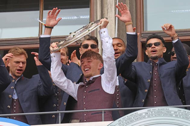 42 Lennart Karl, Portraet, Portrait, Marienplatz, 35. Meistertitel, Meisterfeier, Rathausbalkon, Rathaus, Meisterschale, wird präsentiert, Oberbürgermeister Dominik Krause, Fussball 1. BL FC Bayern München - 17.05.2026 Allianz Arena FOTO: Mladen Lackovic LakoPress