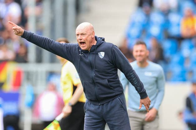 Uwe Roesler (VfL Bochum, Chef-Trainer) motiviert seine Mannschaft an der Seitenlinie, Karlsruher SC vs. VfL Bochum, 2. Bundesliga, 34. Spieltag, 2025 2026, 17.05.2026, DFL REGULATIONS PROHIBIT ANY USE OF PHOTOGRAPHS AS IMAGE SEQUENCES AND OR QUASI-VIDEO, Karlsruher SC vs. VfL Bochum, 2. Bundesliga, 34. Spieltag, 2025 2026, 17.05.2026 Karlsruhe