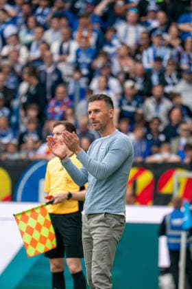 17.05.2026, xdaymx, Fussball 2.Bundesliga, Karlsruher SC - VfL Bochum, Cheftrainer Christian Eichner bejubelt den Ausgleich von Shio Fukuda (Karlsruher SC) (DFL DFB REGULATIONS PROHIBIT ANY USE OF PHOTOGRAPHS as IMAGE SEQUENCES and or QUASI-VIDEO) Karlsruhe