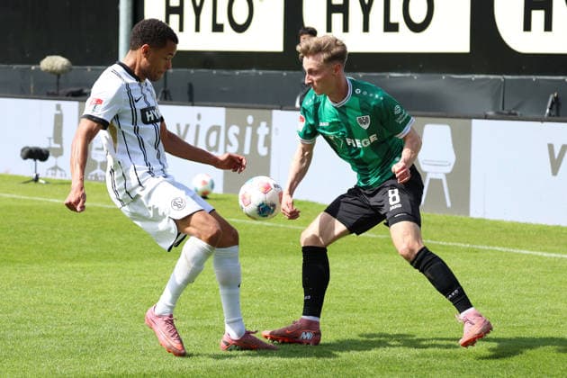 17.05.2026, xrekx, Fussball 2.Bundesliga, SV Elversberg - Preußen Münster v.l. Jan Gyamerah (SV 07 Elversberg) Joshua Mees (Preussen Muenster) Zweikampf, Aktion, action, battle for the ball (DFL DFB REGULATIONS PROHIBIT ANY USE OF PHOTOGRAPHS as IMAGE SEQUENCES and or QUASI-VIDEO) Elversberg