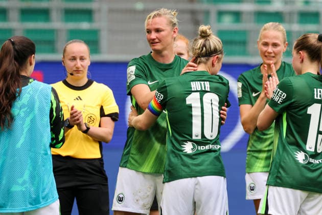 Wolfsburg, Deutschland: 17. Mai 2026 - 1. Frauen Bundesliga - 26. Spieltag - VfL Wolfsburg vs. 1. FC Nürnberg Im Bild: v.li. die Dritte Alexandra Popp (VfL), die nach 14 Jahren den VfL Wolfsburg verlässt, übergibt Svenja Huth (VfL) die Kapitänsbinde Copyright: HMBxMedia MadeleinexFantini