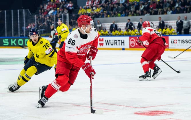 260517 Oscar Sundqvist of Sweden and Joachim Blichfeld of Denmark during the 2026 IIHF Ice hockey, Eishockey World Championship, WM, Weltmeisterschaft match between Denmark and Sweden on May 17, 2026 in Fribourg. Photo: Jesper Zerman BILDBYRAN kod JZ JZ0716 ishockey ice hockey ishockey-vm 2026 vm 2026 iihf world championship danmark denmark sverige sweden bbeng Copyright: JESPERxZERMAN BB260517JZ022