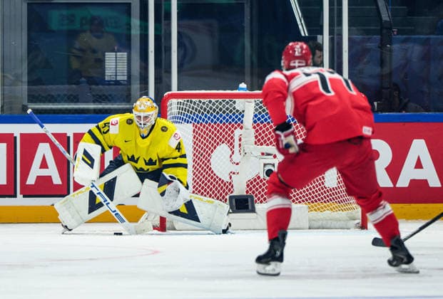 260517 Goaltender Arvid Söderblom of Sweden during the 2026 IIHF Ice hockey, Eishockey World Championship, WM, Weltmeisterschaft match between Denmark and Sweden on May 17, 2026 in Fribourg. Photo: Jesper Zerman BILDBYRAN kod JZ JZ0716 ishockey ice hockey ishockey-vm 2026 vm 2026 iihf world championship danmark denmark sverige sweden bbeng Copyright: JESPERxZERMAN BB260517JZ023