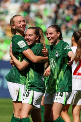 Wolfsburg, Deutschland: 17. Mai 2026 - 1. Frauen Bundesliga - 26. Spieltag - VfL Wolfsburg vs. 1. FC Nürnberg Im Bild: v.li. die Zweite Torschützin Janou Levels (VfL) macht das Tor zum 3:1 für Wolfsburg und jubelt mit Ella Peddemors (VfL) und Smilla Vallotto (VfL) Copyright: HMBxMedia MadeleinexFantini
