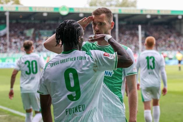 Dennis Srbeny 7 (Spvgg Greuther Fuerth) und Noel Futkeu 9 (Spvgg Greuther Fuerth) salutieren, spezieller Jubel nach dem 3:0, SpVgg Greuther Fuerth vs. Fortuna Duesseldorf, Fussball, Maenner, 2. Bundesliga, DFL, Saison 2025 2026, 34. Spieltag, Rueckrunde, 17.05.2026 DFB regulations prohibit any use of photographs as image sequences and or quasi-video Fuerth Bayern Deutschland