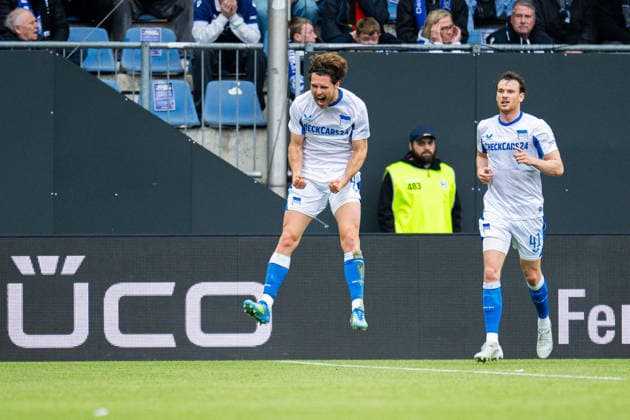 17.05.2026 - Fußball, 2025 2026, 2. Bundesliga, 34. Spieltag, DSC Arminia Bielefeld - Hertha BSC Berlin: (L-R) Linus Gechter (Berlin) jubelt nach seinem Tor zum 0:1 mit Pascal Klemens (Berlin) DFL REGULATIONS PROHIBIT ANY USE OF PHOTOGRAPHS AS IMAGE SEQUENCES AND OR QUASI-VIDEO.