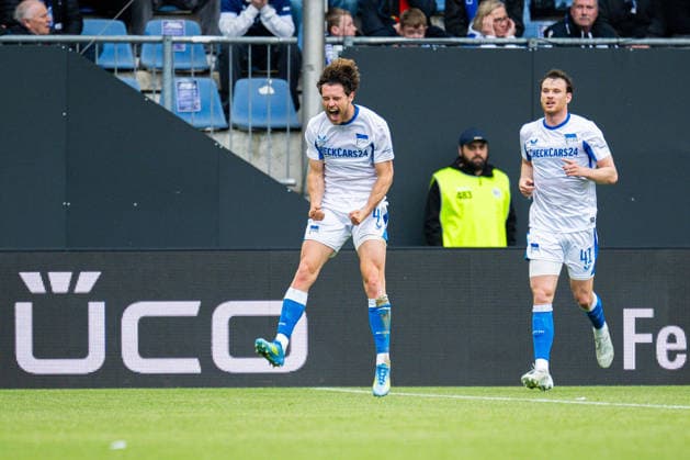 17.05.2026 - Fußball, 2025 2026, 2. Bundesliga, 34. Spieltag, DSC Arminia Bielefeld - Hertha BSC Berlin: (L-R) Linus Gechter (Berlin) jubelt nach seinem Tor zum 0:1 mit Pascal Klemens (Berlin) DFL REGULATIONS PROHIBIT ANY USE OF PHOTOGRAPHS AS IMAGE SEQUENCES AND OR QUASI-VIDEO.