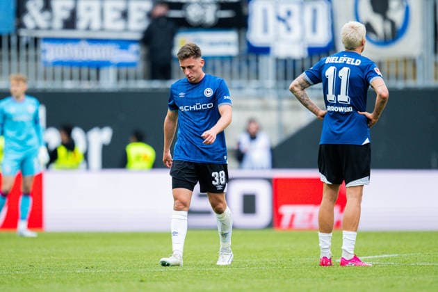 17.05.2026 - Fußball, 2025 2026, 2. Bundesliga, 34. Spieltag, DSC Arminia Bielefeld - Hertha BSC Berlin: (L-R) Marius Wörl (Bielefeld), Joel Grodowski (Bielefeld) nach dem Tor zum 0:1 von Linus Gechter (Berlin) DFL REGULATIONS PROHIBIT ANY USE OF PHOTOGRAPHS AS IMAGE SEQUENCES AND OR QUASI-VIDEO.