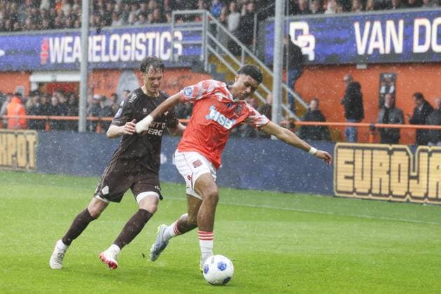 VOLENDAM - (lr) Jeff Hardeveld of Telstar, Precious Ugwu of FC Volendam during the Dutch Eredivisie match between FC Volendam and Telstar at the Kras Stadium on 17 May 2026 in Volendam, Netherlands. SONNY LENSEN ANP Eredivisie 2025-2026 xVIxANPxSportx xxANPxIVx 558549176 originalFilename: 558549176.jpg