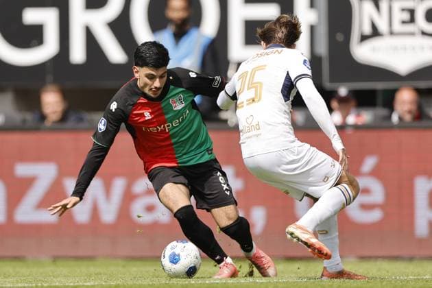 NIJMEGEN - (lr) Basar Onal of NEC Nijmegen, Giovanni van Zwam of Go Ahead Eagles during the Dutch Eredivisie match between NEC Nijmegen and Go Ahead Eagles at De Goffert on 17 May 2026 in Nijmegen, the Netherlands. BART STOUTJESDIJK ANP Eredivisie 2025-2026 xVIxANPxSportx xxANPxIVx 558549344 originalFilename: 558549344.jpg