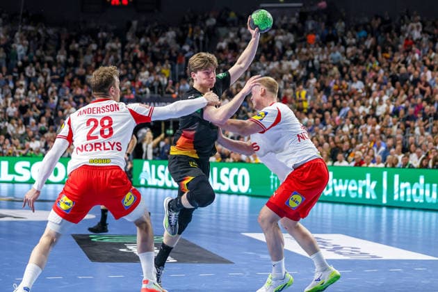 17.05.2026, xkwix, Handball, Länderspiel, Deutschland - Dänemark , Lanxess-Arena in Köln: Nils Lichtlein (Germany 03) beim Wurf und Zweikampf gegen Niclas Vest Kirkelokke (Denmark 3) und Lasse Andersson (Denmark 28) Photo: xKamilxWilkowskixPressefotoKochx Nordrhein-Westfalen Deutschland