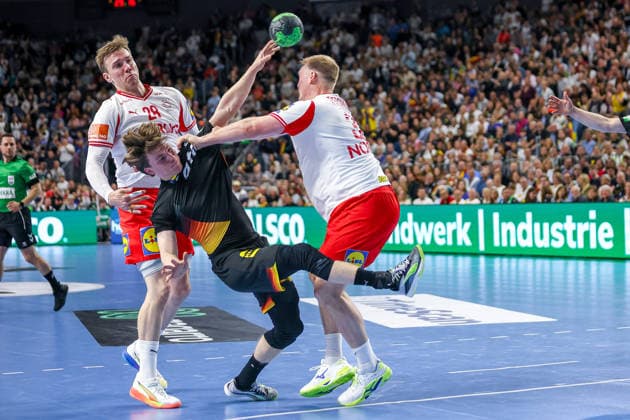 17.05.2026, xkwix, Handball, Länderspiel, Deutschland - Dänemark , Lanxess-Arena in Köln: Nils Lichtlein (Germany 03) beim Wurf und Zweikampf gegen Niclas Vest Kirkelokke (Denmark 3) und Lasse Andersson (Denmark 28) Photo: xKamilxWilkowskixPressefotoKochx Nordrhein-Westfalen Deutschland