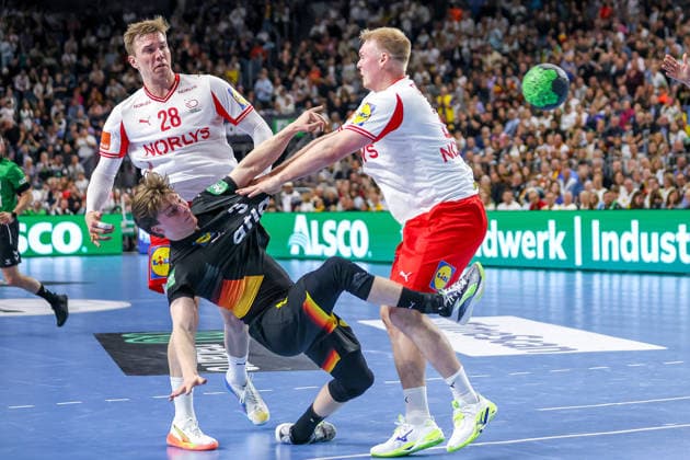 17.05.2026, xkwix, Handball, Länderspiel, Deutschland - Dänemark , Lanxess-Arena in Köln: Nils Lichtlein (Germany 03) beim Wurf und Zweikampf gegen Niclas Vest Kirkelokke (Denmark 3) und Lasse Andersson (Denmark 28) Photo: xKamilxWilkowskixPressefotoKochx Nordrhein-Westfalen Deutschland
