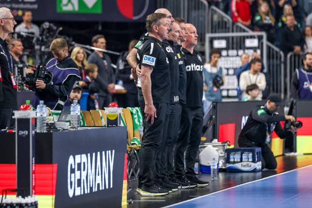 17.05.2026, xkwix, Handball, Länderspiel, Deutschland - Dänemark , Lanxess-Arena in Köln: Das Trainerteam um Headcoach Alfred Gislason (Germany hc) steht bei der hymne zusammen Arm in Arm Photo: xKamilxWilkowskixPressefotoKochx Nordrhein-Westfalen Deutschland