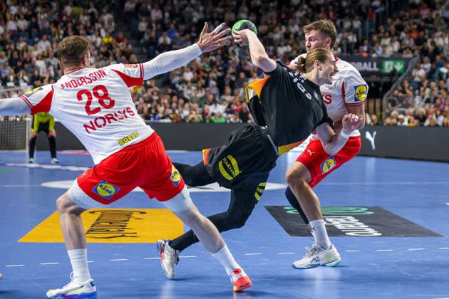 17.05.2026, xkwix, Handball, Länderspiel, Deutschland - Dänemark , Lanxess-Arena in Köln: Juri Knorr (Germany 15) beim Torwurf und Zweikampf gegen Niclas Vest Kirkelokke (Denmark 3) und Lasse Andersson (Denmark 28) Photo: xKamilxWilkowskixPressefotoKochx Nordrhein-Westfalen Deutschland