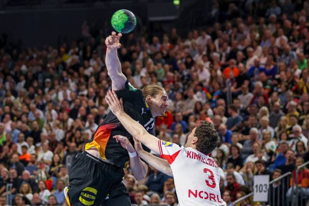 17.05.2026, xkwix, Handball, Länderspiel, Deutschland - Dänemark , Lanxess-Arena in Köln: Juri Knorr (Germany 15) beim Torwurf und Zweikampf gegen Niclas Vest Kirkelokke (Denmark 3) Photo: xKamilxWilkowskixPressefotoKochx Nordrhein-Westfalen Deutschland