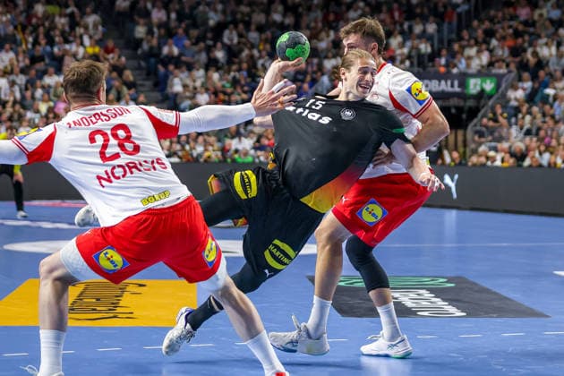 17.05.2026, xkwix, Handball, Länderspiel, Deutschland - Dänemark , Lanxess-Arena in Köln: Juri Knorr (Germany 15) beim Torwurf und Zweikampf gegen Niclas Vest Kirkelokke (Denmark 3) und Lasse Andersson (Denmark 28) Photo: xKamilxWilkowskixPressefotoKochx Nordrhein-Westfalen Deutschland