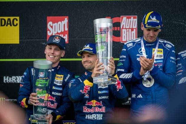 Die Siegerteams präsentieren ihre Pokale auf dem Podium der 24h Nürburgring 2026. Red Bull Team ABT mit dem BMW M4 GT3 84 und Mercedes-AMG Team RAVENOL mit dem Mercedes-AMG GT3 80 dominieren das Langstreckenrennen auf der Nordschleife. Red Bull Team ABT und Mercedes-AMG Team RAVENOL feiern 24h-Nürburgring-Sieg 2026 Copyright: xMichaelxGelhardtx