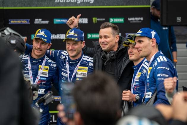 Das Fahrer-Team von Mercedes-AMG Team RAVENOL präsentiert sich bei der Pressekonferenz zum 24h Nürburgring. Die Piloten der 80 zeigen sich in voller Teamkleidung mit Sponsorenlogos in der Paddock-Area und strahlen Selbstbewusstsein vor dem Langstreckenrennen aus. Mercedes-AMG Team RAVENOL 80 Fahrer-Quartett beim 24h Nürburgring Copyright: xMichaelxGelhardtx