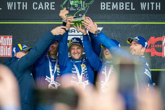 Das Team Mercedes-AMG Team RAVENOL mit der Startnummer 80 hebt den Pokal bei der Siegerehrung des 24h Nürburgring. Maro Engel und Maxime Martin sind Teil des siegreichen Teams, das das anspruchsvolle Langstreckenrennen erfolgreich absolviert hat. Mercedes-AMG Team RAVENOL 80 feiert Sieg beim 24h Nürburgring Copyright: xMichaelxGelhardtx