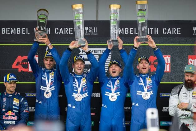 Die Fahrer von Mercedes-AMG Team RAVENOL präsentieren stolz ihre Pokale und Medaillen auf dem Podium. Das Team triumphiert in der 24-Stunden-Rennserie auf der legendären Nordschleife des Nürburgrings. Mercedes-AMG Team RAVENOL 80 feiert Sieg bei 24h Nürburgring Copyright: xMichaelxGelhardtx